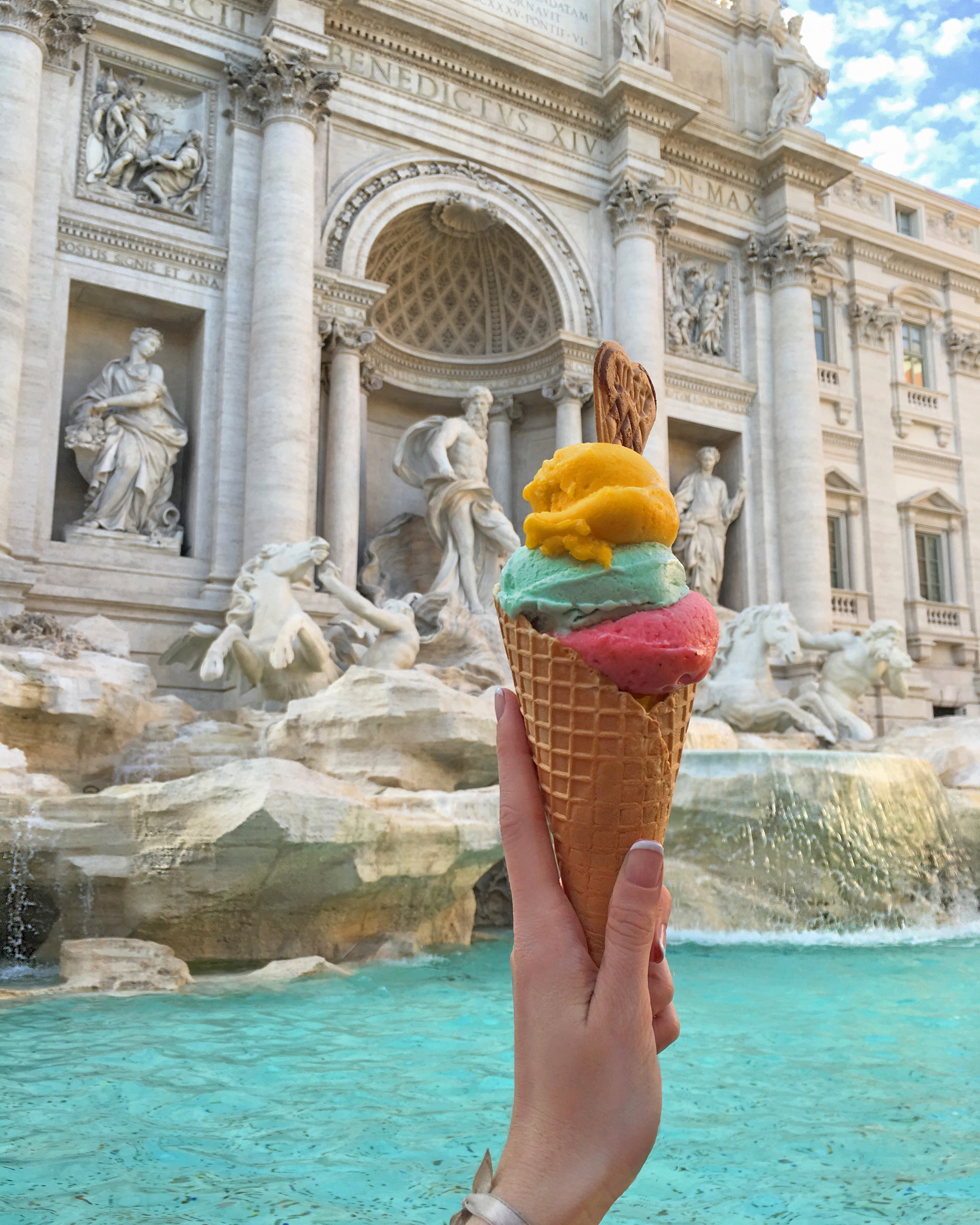 de vacaciones en roma disfrutando de un helado en la fuente di trevi