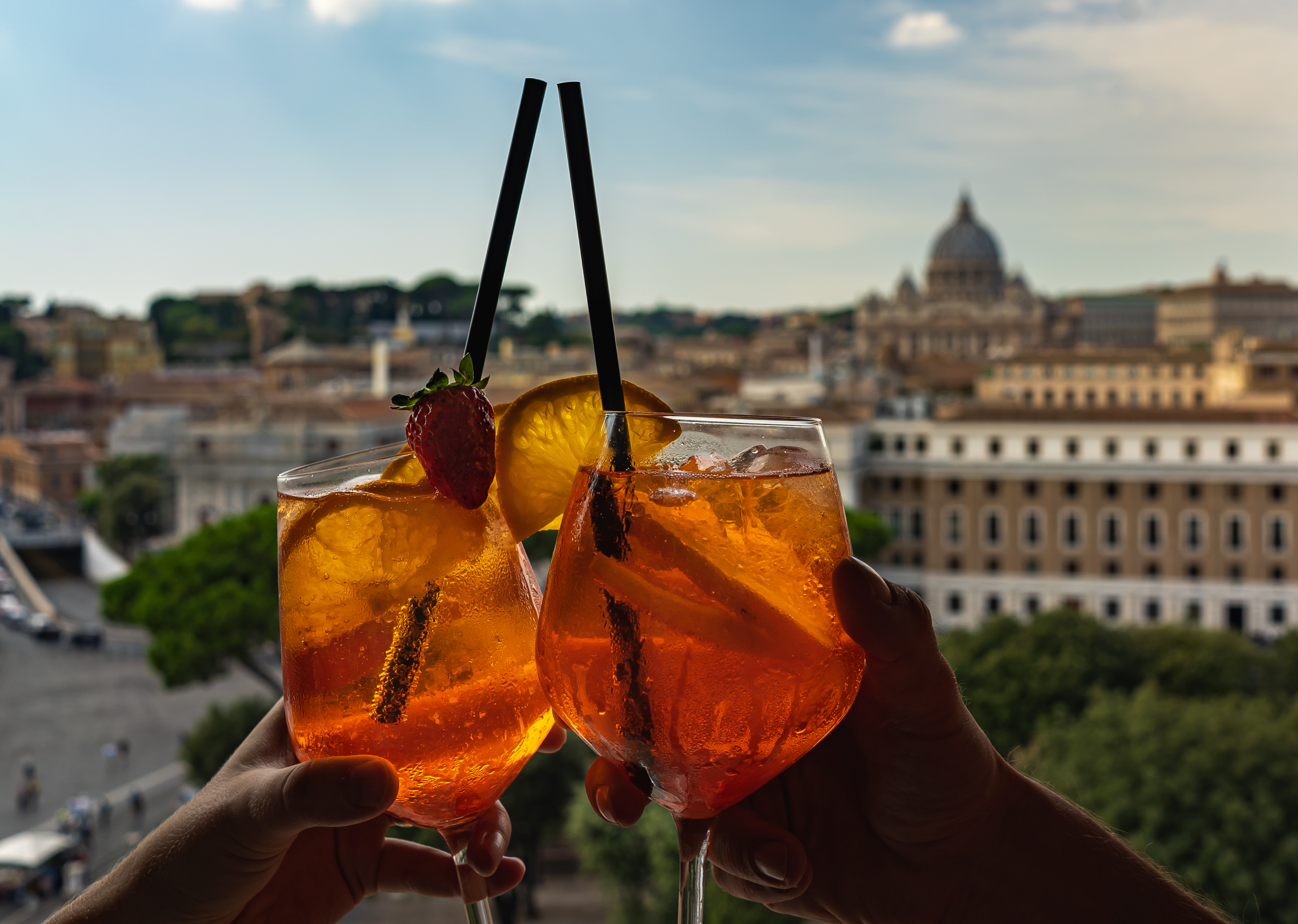 brindis con aperol para celebrar las vacaciones en roma