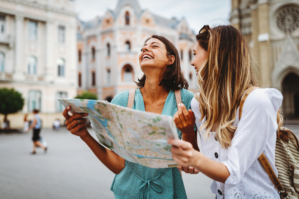 Dos amigas que se han conocido en Uniite durante un viaje organizado para personas solas