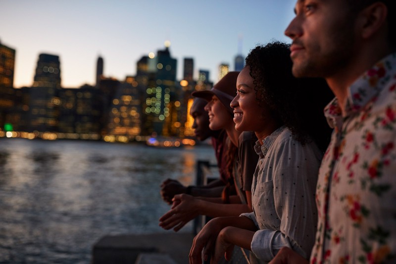 gente joven disfrutando de la experiencia de viajar solo en grupos organizados